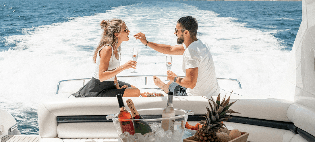 Unser Concierge-Service erfüllt Ihre Wünsche - egal, ob Helikopterflug, privater DJ oder Candle-Light-Dinner.