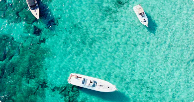 In einem persönlichen Gespräch besprechen wir Ihre Wünsche für Ihren Yachturlaub und geben Ihnen Vorschläe für passende Boote und Routen.