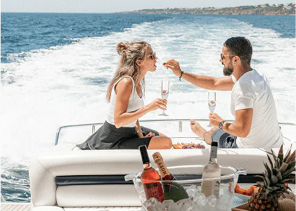 Unser Concierge-Service erfüllt Ihre Wünsche - egal, ob Helikopterflug, privater DJ oder Candle-Light-Dinner.