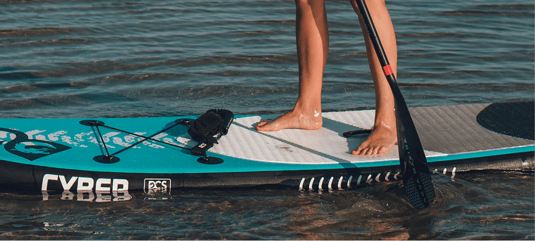 Mit SUP-Boards, Kajaks und einer Auswahl an Wassersport-Equipment wird Ihr Yachturlaub zum Abenteuer.