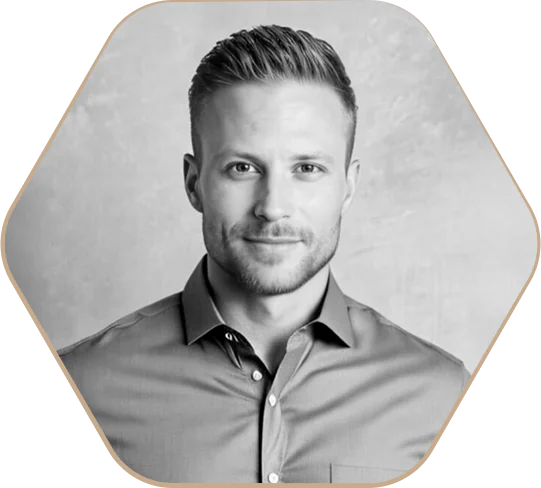 Jan Hribar startete 2008 seine Karriere in der Schifffahrts- und Yachting-Branche und ist heute erfahrener Vertriebsmanager und internationaler Yachtbroker.